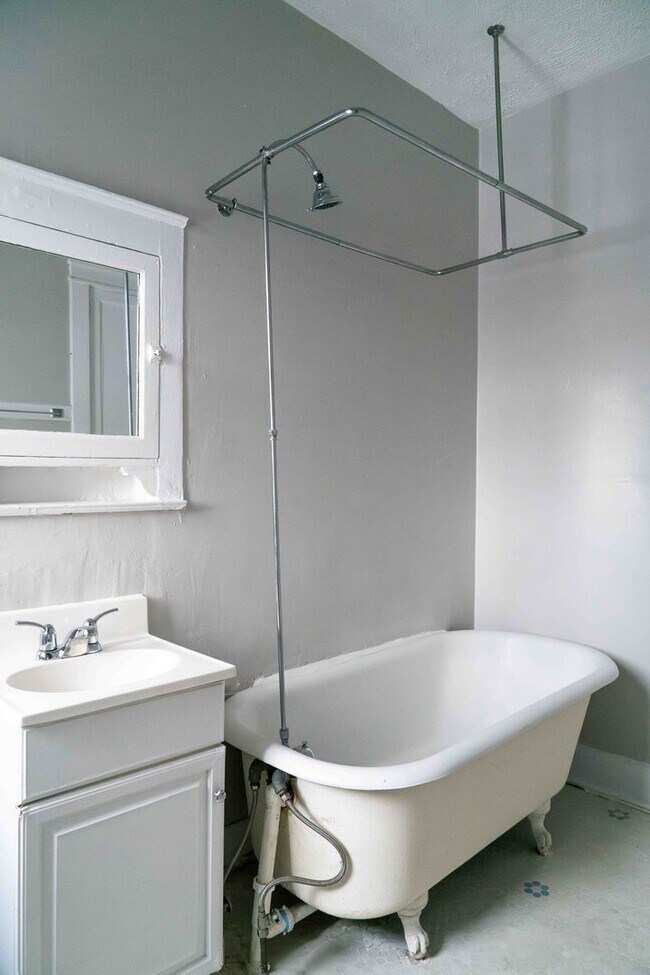 Building Photo - Uptown / Ravenswood - Studio - w/ Decorative Fireplace