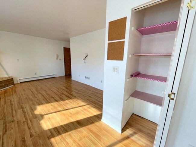 Building Photo - RARE FIND! Spacious and bright three bedroom apartment in South Anchorage with in unit laundry, f...