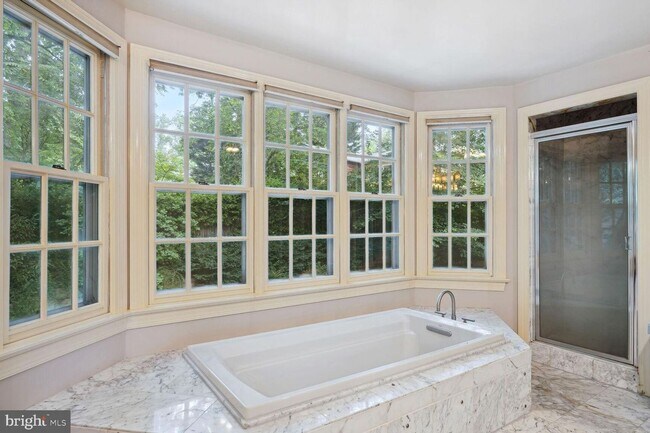 Building Photo - 5 Bed 4.5 Bath - Bethesda len Echo Heights...