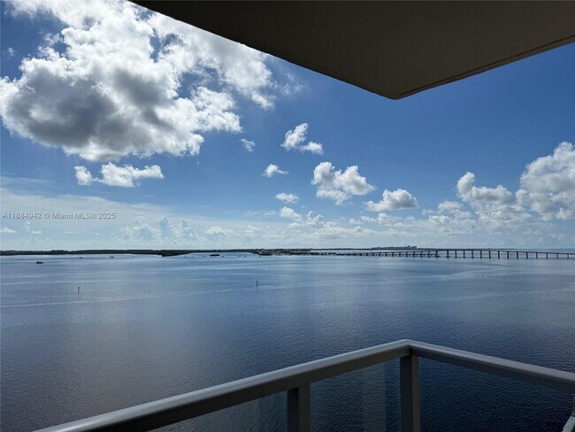 Building Photo - 1155 Brickell Bay Dr