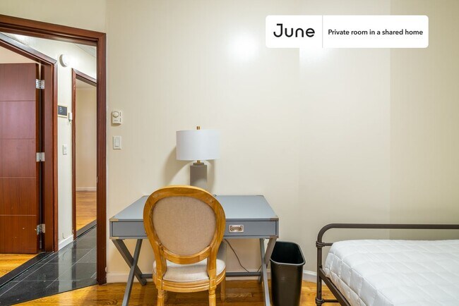 Building Photo - Private bedroom in 3 bed/1 bath Home
