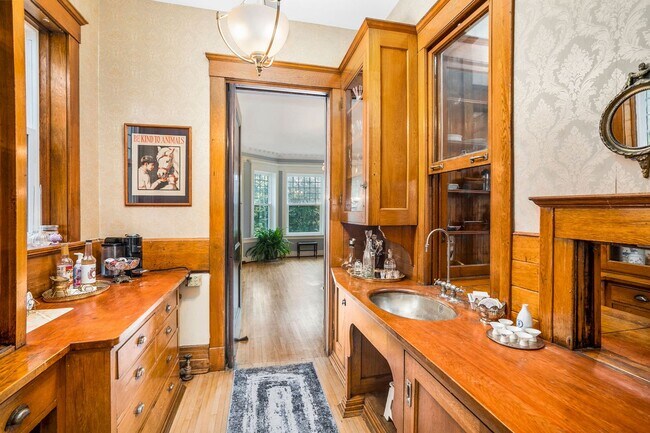 Building Photo - Beautiful 3 Bedroom/2 Bathroom First Floor Apartment in East Duluth Mansion - AVAILABLE JUNE!