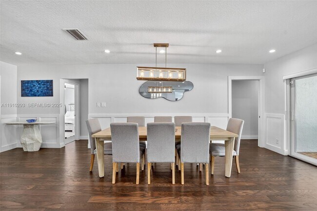 Building Photo - 5660 Golfway Dr