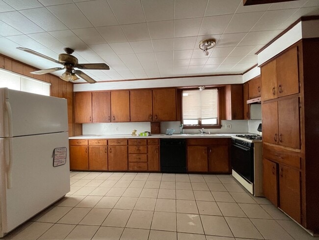 Building Photo - DREAM LOCATION !! LOOKS LIKE PRIVET ROAD !!!