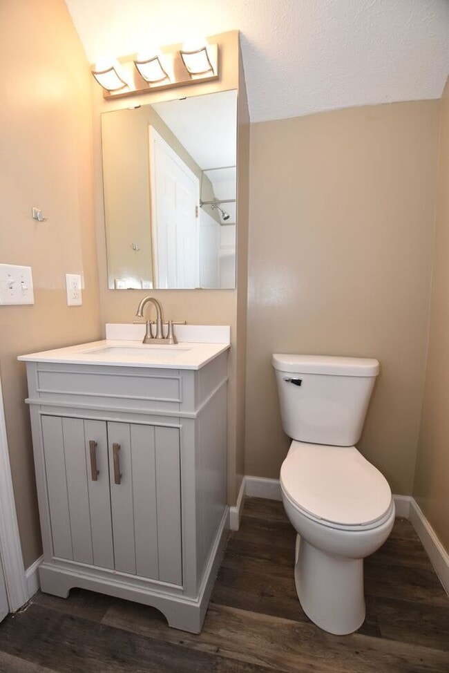 Building Photo - Mishawaka Northside 3 bedroom 1 1/2 story home with 2 bathrooms