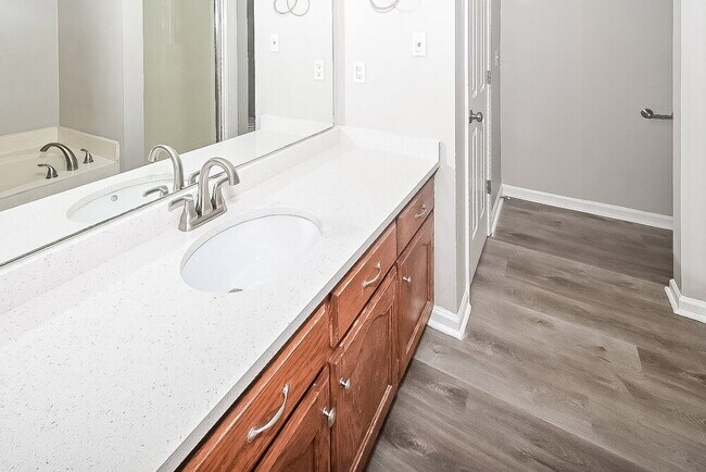 Building Photo - 5370 Russell Dr