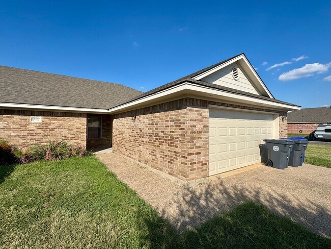 Building Photo - 10201 Iris Ln