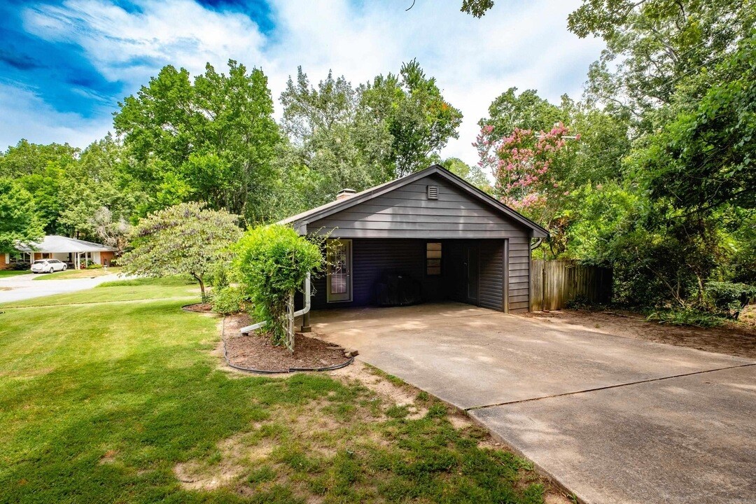 Building Photo - 2100 Durwood Rd