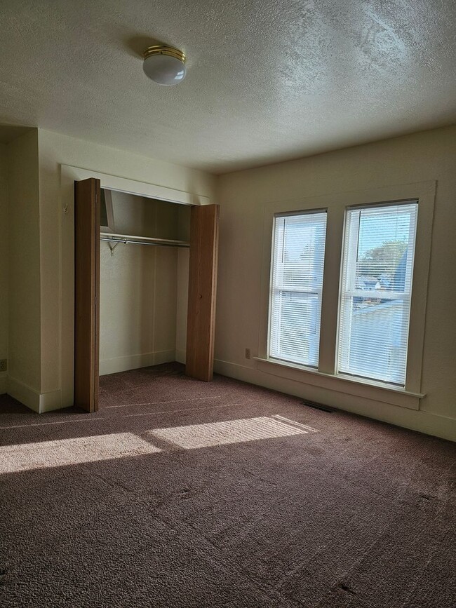 Building Photo - Large Home in Heart of BG