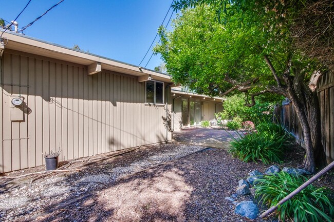 Building Photo - Mountain View Home l Spacious Open Layout ...