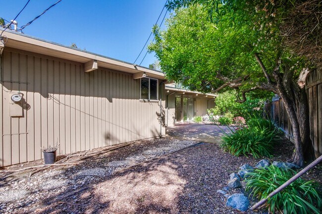 Building Photo - Mountain View Home l Spacious Open Layout Bright and Private Yard