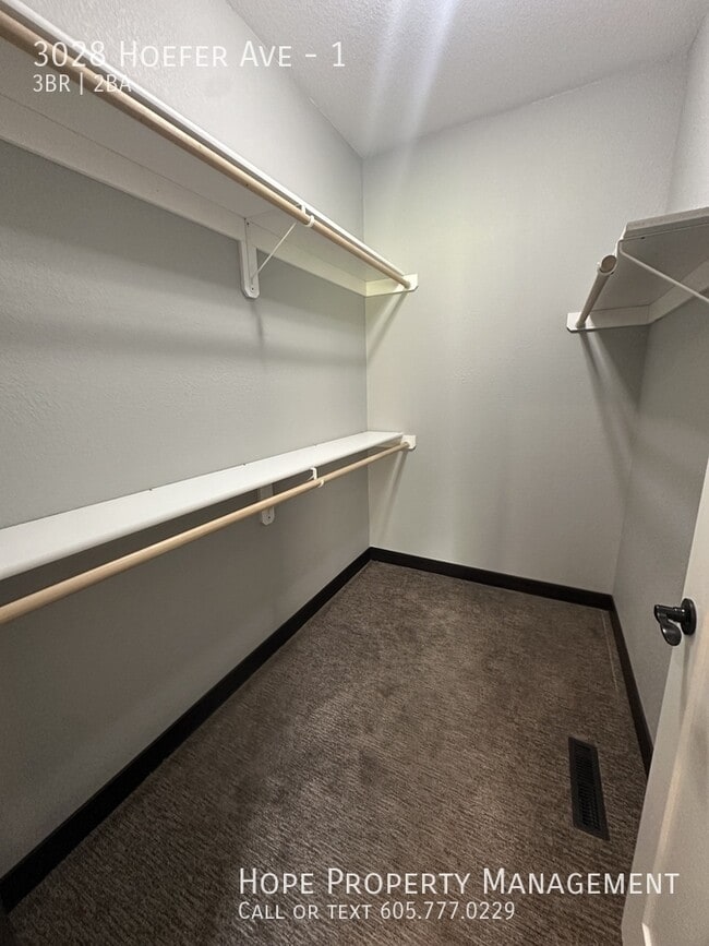 Building Photo - 3028 Hoefer Ave