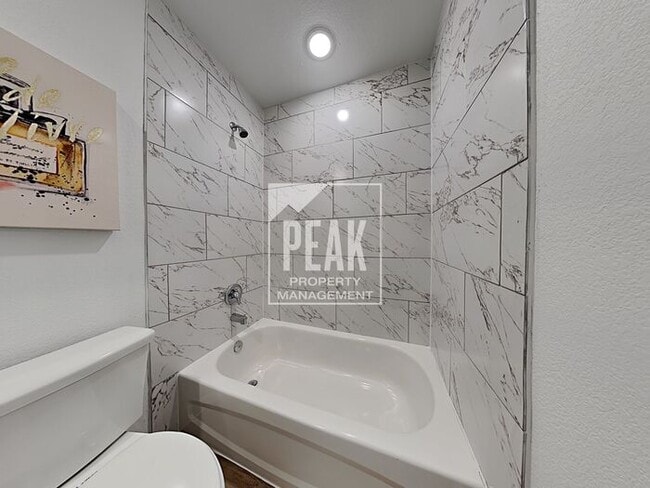Building Photo - Beautiful Townhome: 3 Bed/2.5 Bath located...