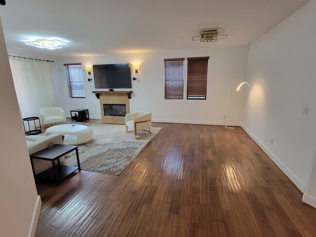 Building Photo - 1310 Armacost Ave