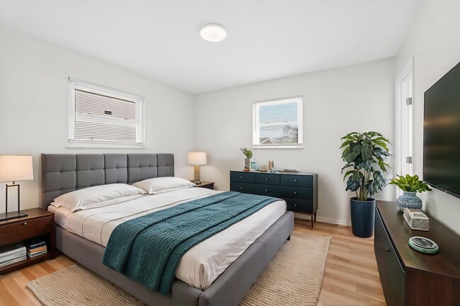 Building Photo - Fully Updated 4 Bedroom Home Available Now!