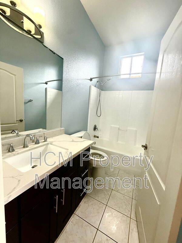 Building Photo - 301 N Navarette Pl