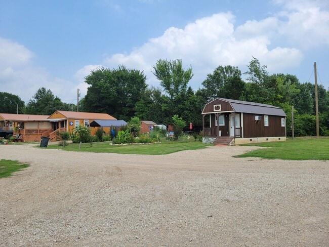 Building Photo - Cute Tiny Home near Cedar Creek Lake.  Fur...