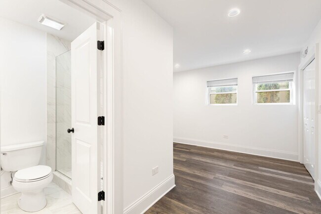 Building Photo - 7314 N Claremont Ave