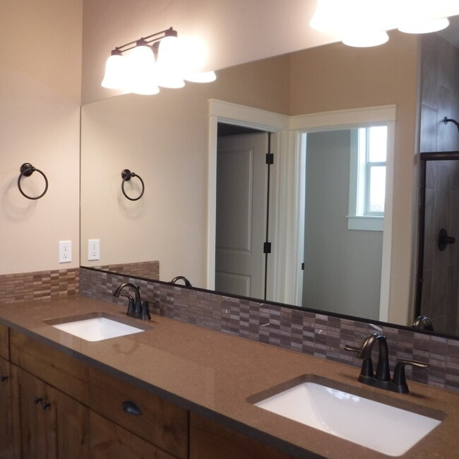 Building Photo - Beautiful 3 Bed/2.5 Bath Pahlisch Home in ...