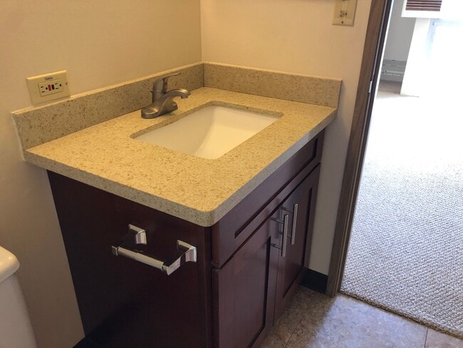 Building Photo - Century West 2 bedroom 2 bathroom 1 covere...