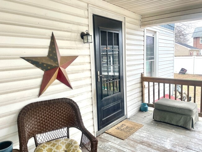 Building Photo - Stunning spacious 2nd floor apartment with Water View!