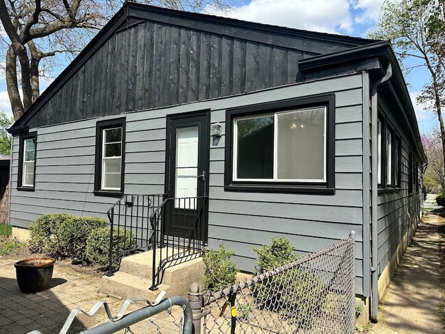 Building Photo - 834 Gardner Rd