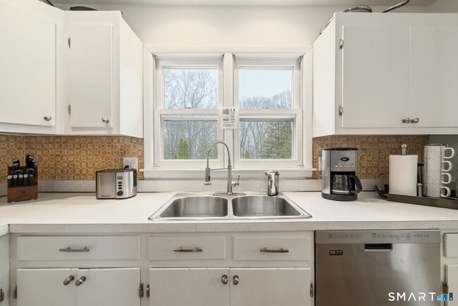 Building Photo - 16 Cushing Dr