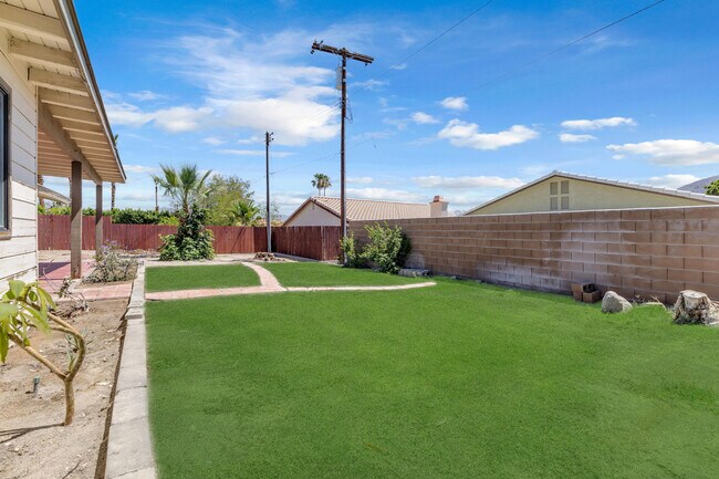 Building Photo - 53780 Avenida Diaz
