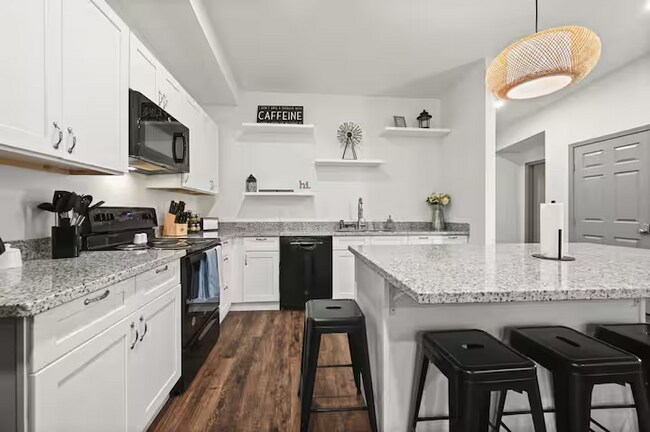Building Photo - Fully Furnished Rental at Buffalo Springs Lake! All bills paid!