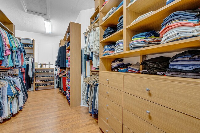 Building Photo - 4600 Mariners Cove Dr