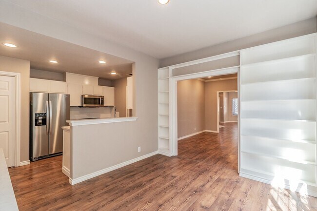Building Photo - Beautiful townhome in a prime location nea...