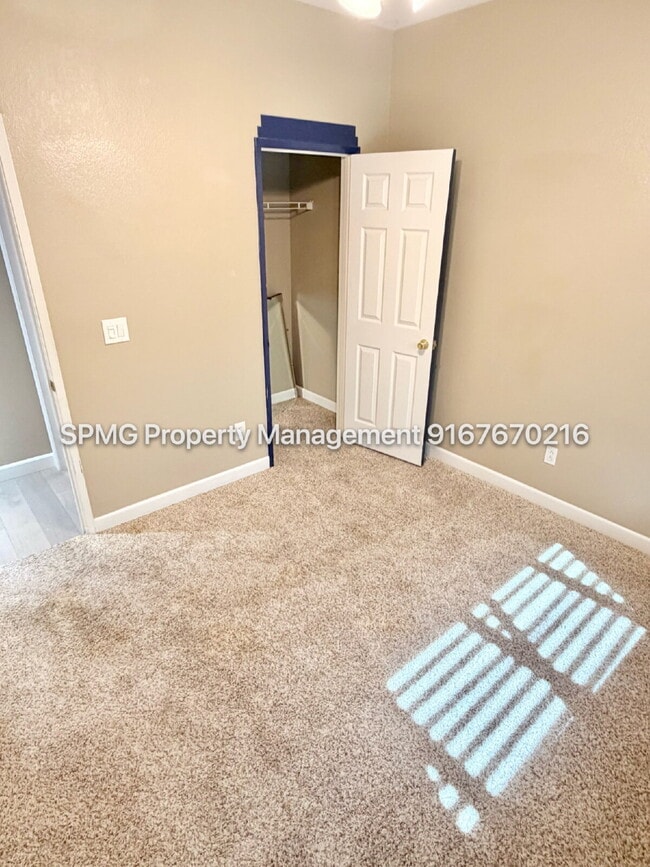 Building Photo - Beautiful 4 Bed / 3 Bath Home in Prime Roseville Location – Across from Park!