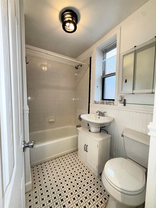 Building Photo - 36 Duncan Ave