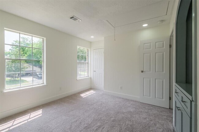 Building Photo - 1311 Sand Stone Dr