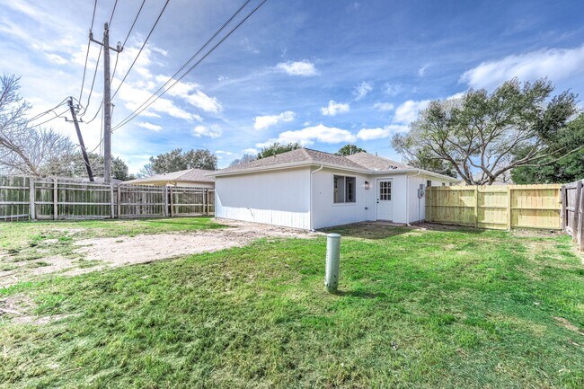 Building Photo - 5130 Riverwood Dr