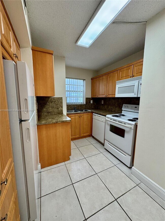Building Photo - 8810 Fontainebleau Blvd