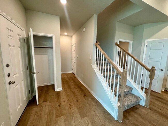 Building Photo - Stunning 4x2.5 Luxury Duplex in Buda, TX!