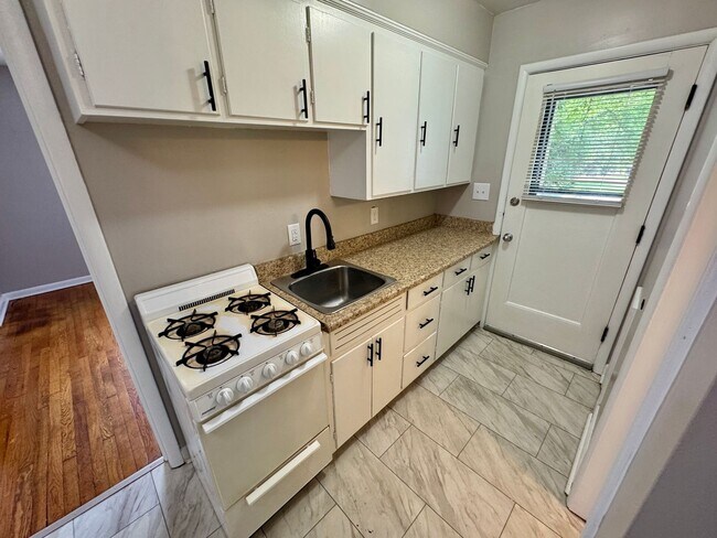 Building Photo - 1 Bedroom ~ Grandview Area