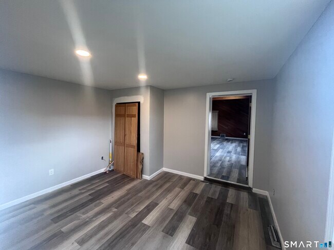 Building Photo - 409 Oak Ave