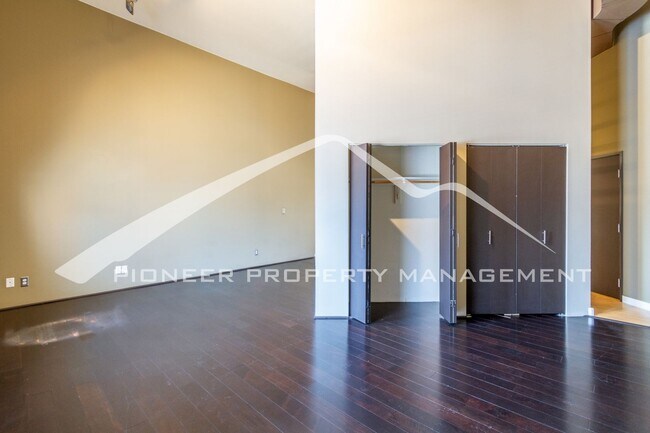 Building Photo - Modern Studio Apartment with Reserved Park...