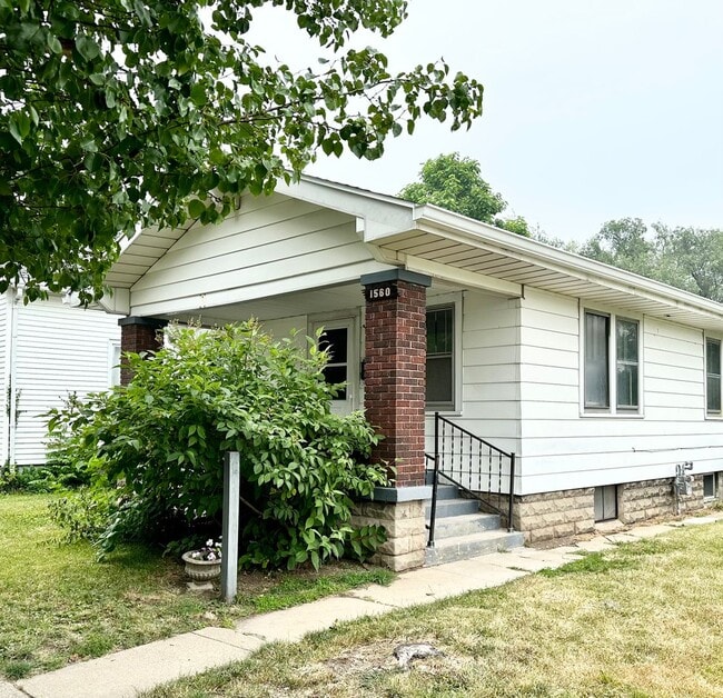 Primary Photo - MOVE IN SPECIAL! Move in this November and...