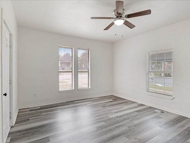 Building Photo - 533 E Woodard St