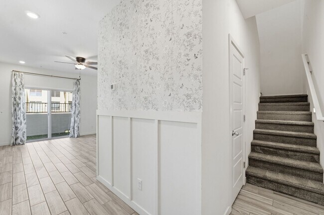 Building Photo - Stylish 2-bedroom, 2.5 bathroom townhouse in a desirable Phoenix location!