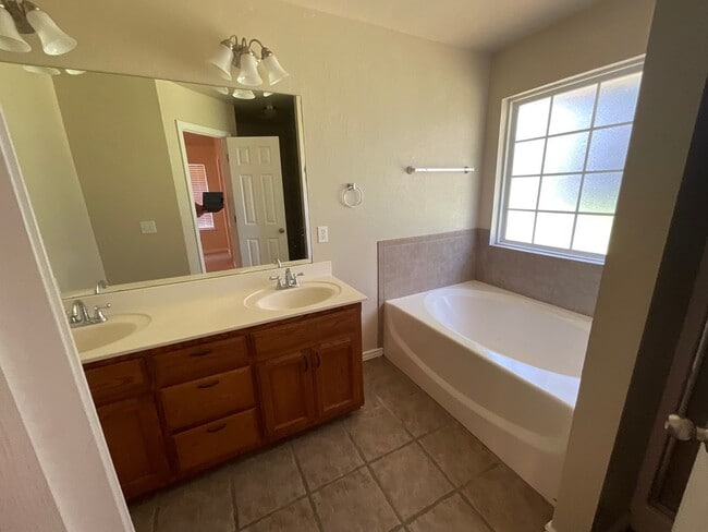 Building Photo - Beautiful 3 Bed 2 bath home!