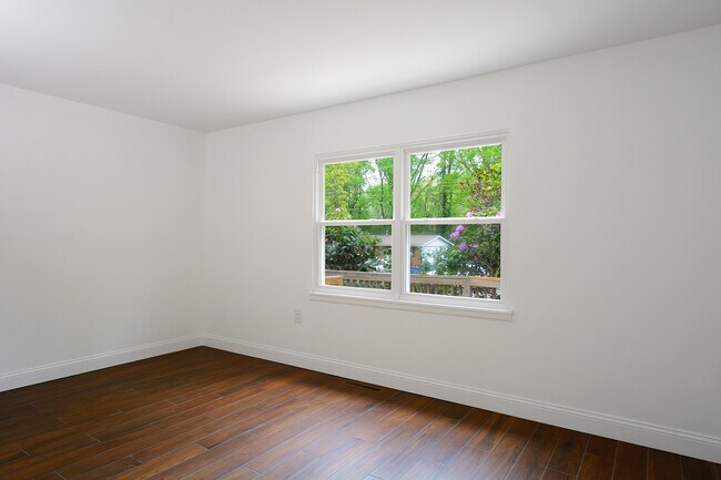 Building Photo - 6 Dogwood Ct