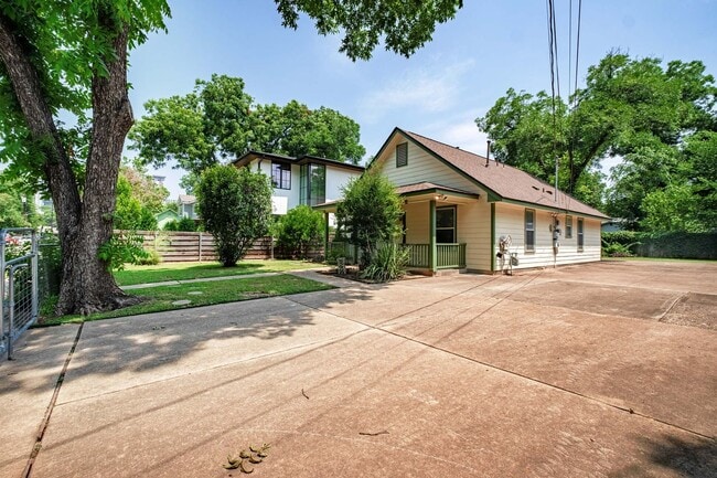 Building Photo - Charming East Austin 2 Bedroom, 2 Bath Home off of Cesar Chavez
