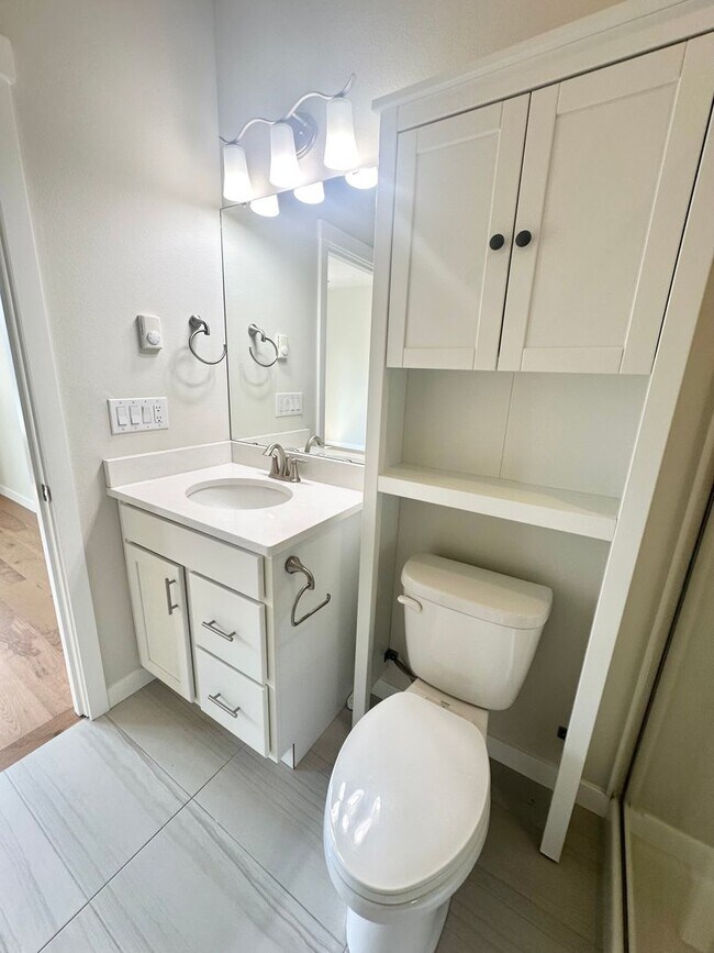 Building Photo - Modern 3-bed, 2.5-bath Townhome in Lake Forrest Park!