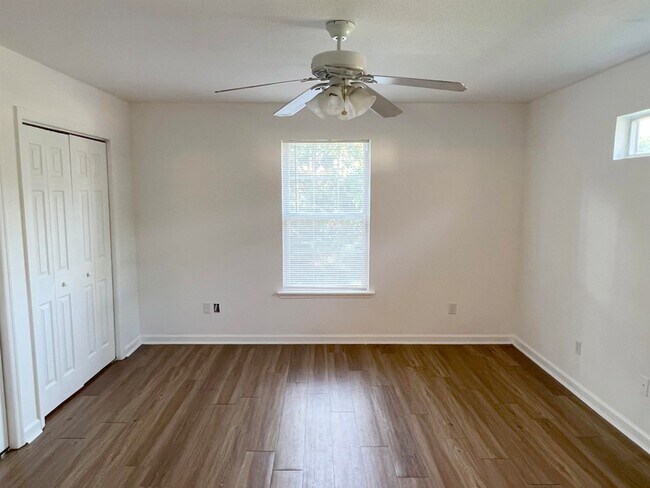 Building Photo - 924 Ashburn Dr