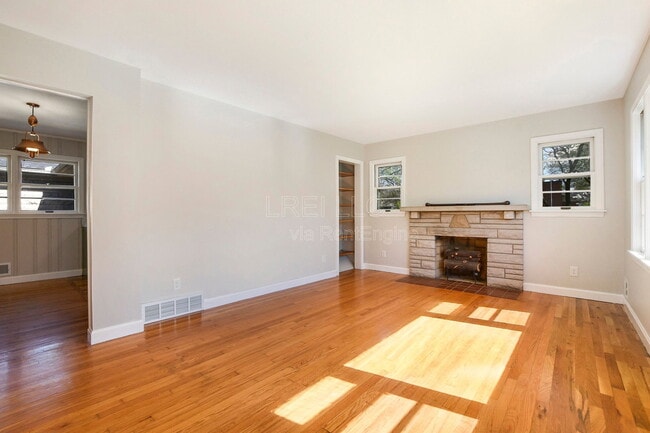 Building Photo - 405 Westwood Dr