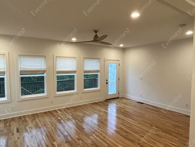 Building Photo - 916 Crescent Hill Rd